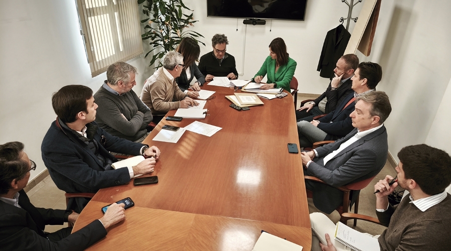 Un momento de la apertura de las ofertas económicas para tres manzanas de la ZAL Puerto de Valencia.