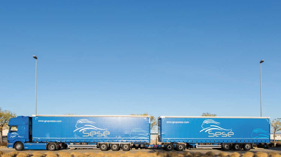 El duotráiler de Sesé mide más de 30 metros y tiene una capacidad máxima de 70 toneladas.