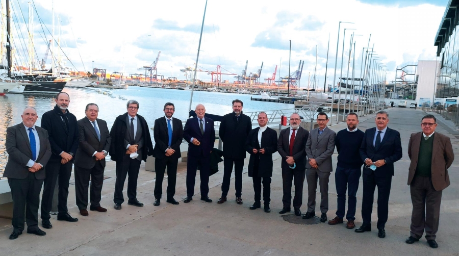 Un momento de la visita que Álvaro Rodríguez Dapena realizó al Puerto de Valencia. En la imagen, de izq. a dcha., Francesc Sánchez, director general de la APV; Gustavo Ferrer, presidente del Comité de Empresas Estibadoras de la ANV; Vicente Boluda, presidente de Asociación Naviera Valenciana; Aurelio Martínez, presidente de la APV; Álvaro Rodríguez Dapena, presidente de OPPE; Francisco Lorente, presidente de MSC España y representante de TIL, futura adjudicataria de la Terminal Norte del Puerto de Valencia; Ignacio Ballester, presidente del Comité de Empresas Consignatarias de la ANV; Carlos Arias, director general de APM Terminals Spanish Gateways; Antonio Crespo, director de Valencia Terminal Europa; Elías García, COO de CSP Spain; Sven Valentin, director de MSC Terminal Valencia; Adolfo Utor, presidente de Baleària - concesionaria de la futura Terminal Internacional de Pasajeros del Puerto de Valencia; y Néstor Martínez, adjunto a la dirección de la APV.