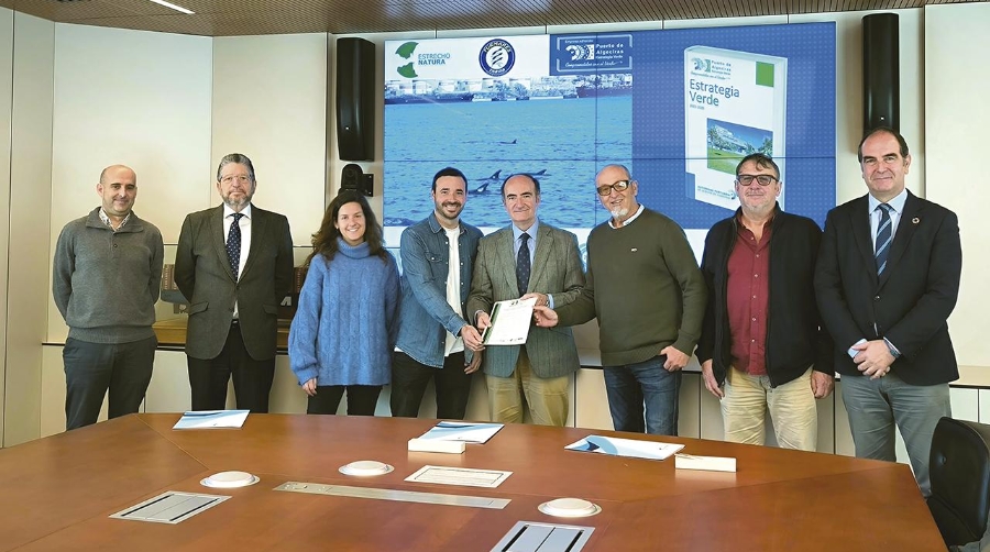 Un momento de la firma de la adhesión de Turmares Tarifa y Estrecho Natura.
