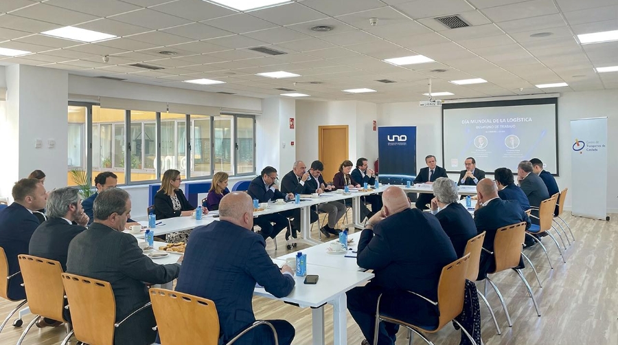 Un momento del encuentro entre representantes de UNO y Jorge Rodrigo, consejero de Vivienda, Transportes e Infraestructuras.
