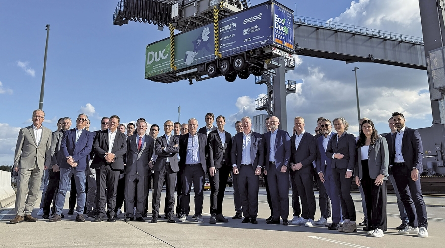 Representantes de Sesé y las empresas colaboradoras en el proyecto de implantación en Alemania del duotráiler.
