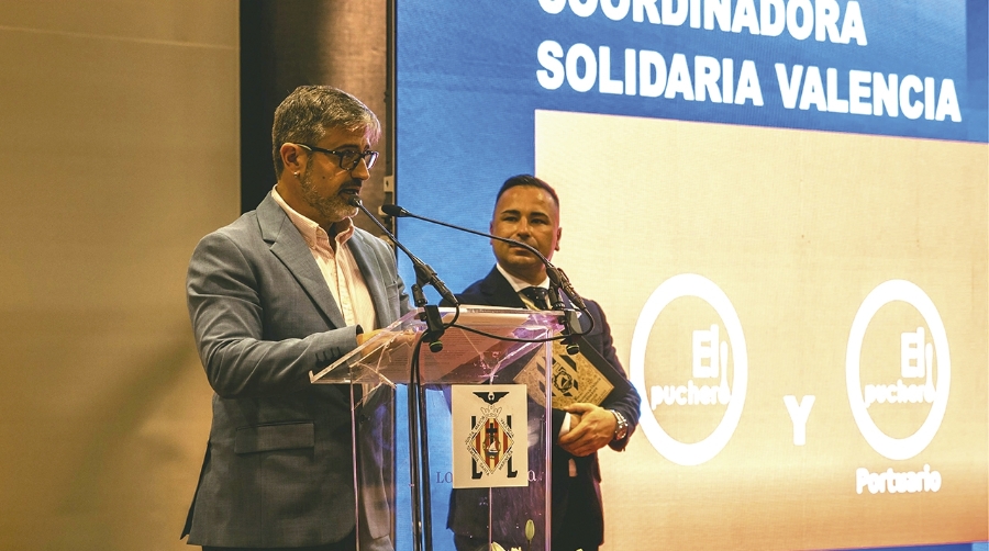 Francisco Masiá, representante de Coordinadora Solidaria Valencia, durante su intervención. Al fondo, Carles Genís, presidente de la Junta Mayor de la Semana Santa Marinera.