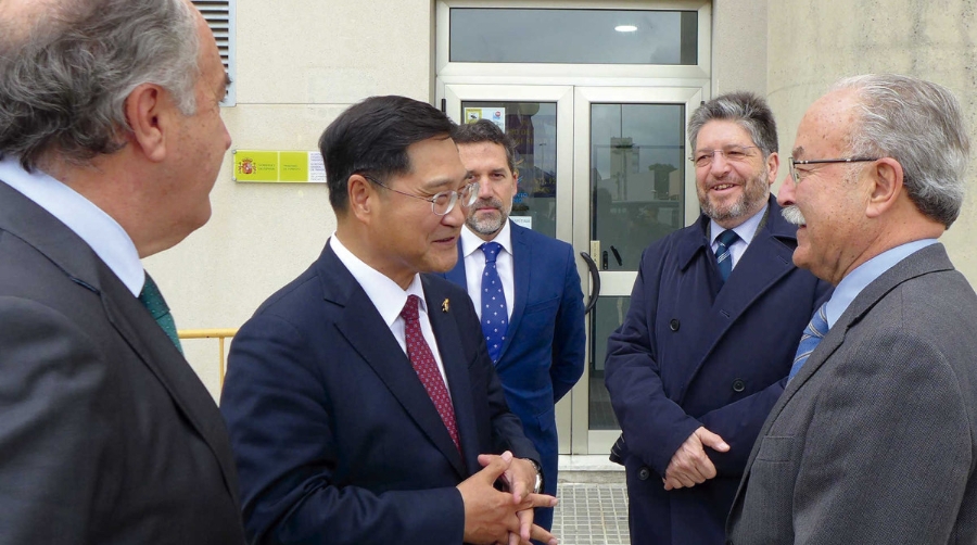 El embajador de la Rep&uacute;blica de Corea en Espa&ntilde;a, Hong-Jo Chun, fue recibido el pasado viernes por el presidente y el director general de la Autoridad Portuaria de la Bah&iacute;a de Algeciras (APBA), Manuel Mor&oacute;n y Jos&eacute; Luis Hormaechea, respectivamente.