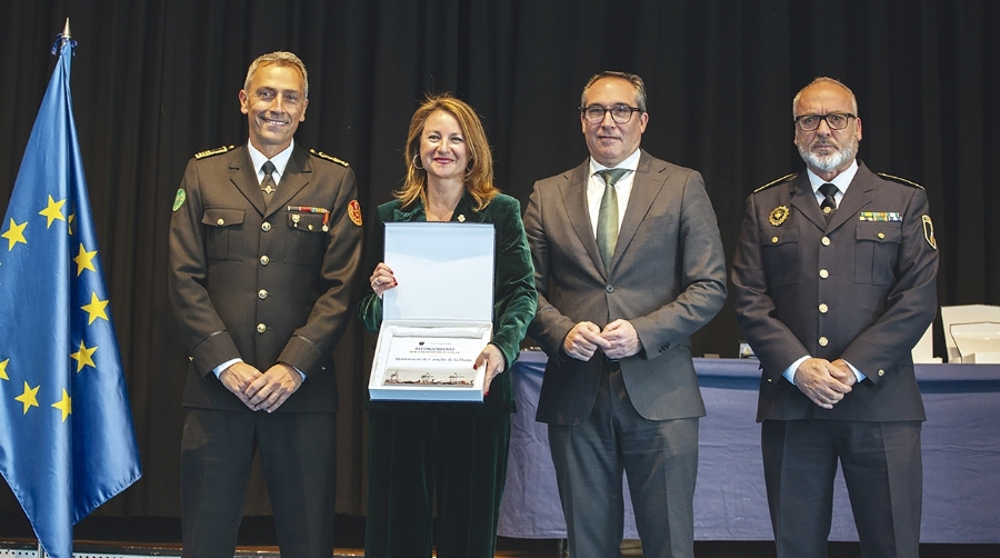 De izquierda a derecha: jefe de bomberos de Castellón, Antonio Costa; alcaldesa de Castellón, Begoña Carrasco: presidente de la Autoridad Portuaria, Rubén Ibáñez y jefe intendente de la policia local de Castellón, Antonio Martinez Milián, en el acto del I Día de la Policia Portuaria de Castellón.