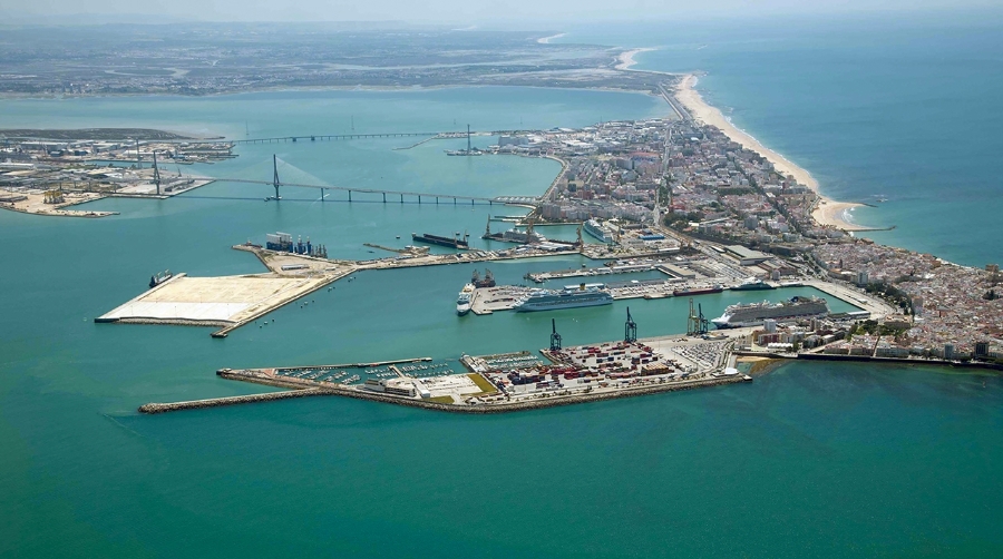Cádiz contará con un parking para camiones en el muelle Fernández Ladreda