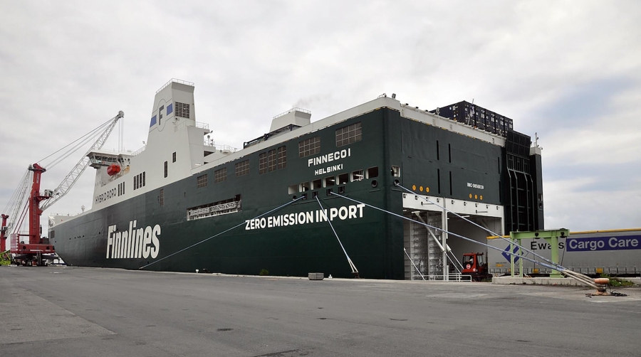 El buque “Finneco I” de Finnlines en la terminal de Toro y Betolaza en Bilbao.