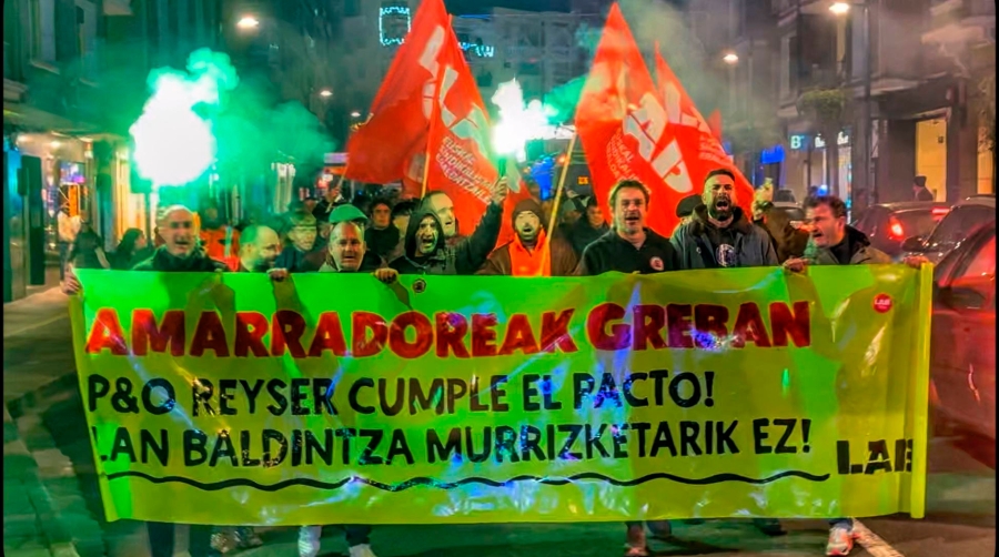 La plantilla de Amarradores del Puerto de Bilbao, en su cuarta jornada de huelga, recibió el lunes el apoyo de más de 300 personas en una manifestación que unió Portugalete y Santurtzi.