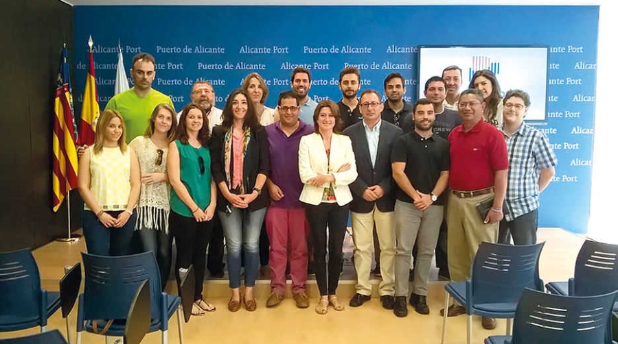 Los alumnos del M&aacute;ster de la APV visitan el Puerto de Alicante