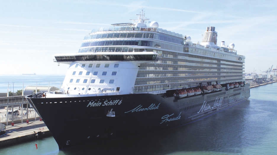 El &quot;Mein Schiff 6&quot; visita por primera vez el Puerto de Barcelona tras su periplo caribe&ntilde;o