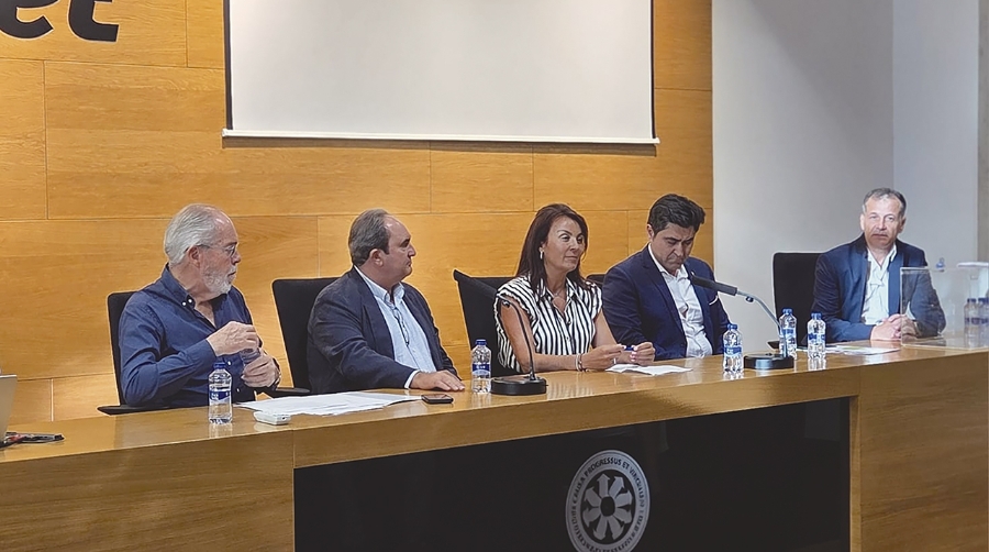 Mercedes Pérez Sánchez (en el centro de la imagen) es la nueva presidenta de la patronal murciana del transporte.