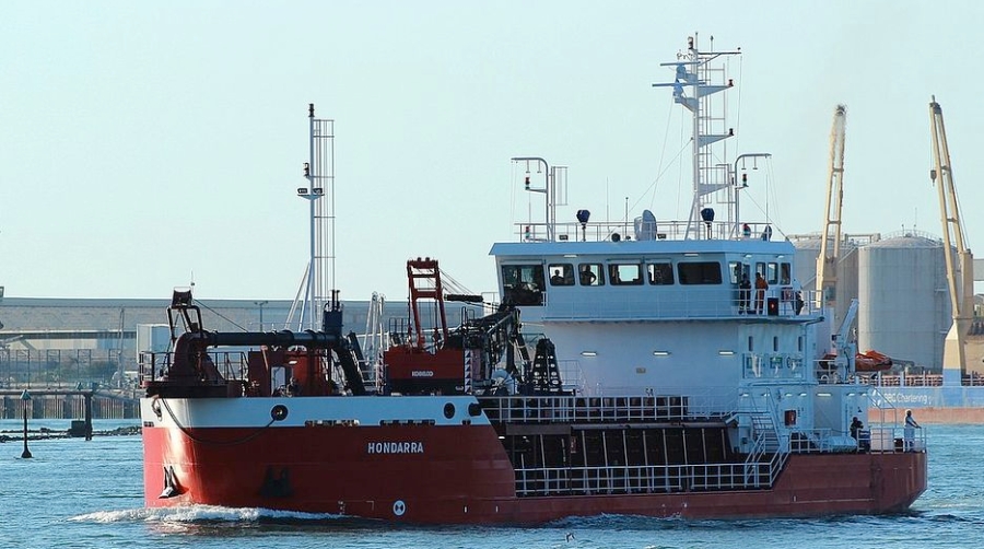 El Puerto de Baiona recibe su nueva draga &quot;Hondarra&quot;