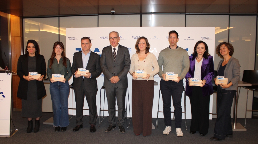 El presidente de Port de Barcelona, José Alberto Carbonell, junto a representantes de las empresas reconocidas en los premios Positive Impact. Foto M.V.