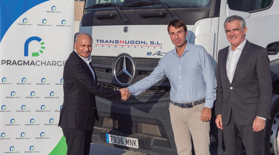 La empresa de transporte Transnugon ha llegado a un acuerdo con PragmaCharge para utilizar su futuro centro de recarga de MercaValencia. En la imagen, de izquierda a derecha: Anil Srivastava, CEO y cofundador de PragmaCharge; Pablo Bordils, accionista mayoritario y CEO de Transnugon; y Javier Serratosa, director general de PragmaCharge España.