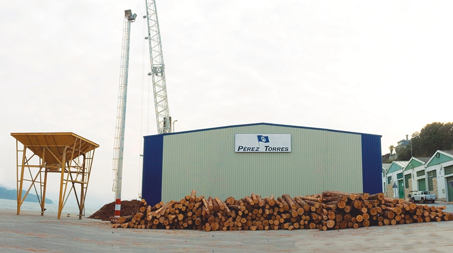 Pérez Torres Marítima opera en Ribadeo como consignatario y en la manipulación de productos forestales.