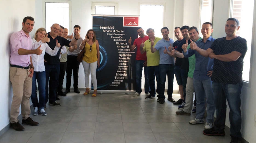 Parte del equipo Linde de Andaluc&iacute;a Oriental, durante los trabajos de remodelaci&oacute;n de las instalaciones de Granada.