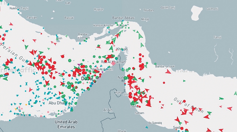 Imagen de ayer, jueves, del tránsito de buques por el estrecho de Ormuz, que ha caído un 90%. Fuente: Marine Traffic.