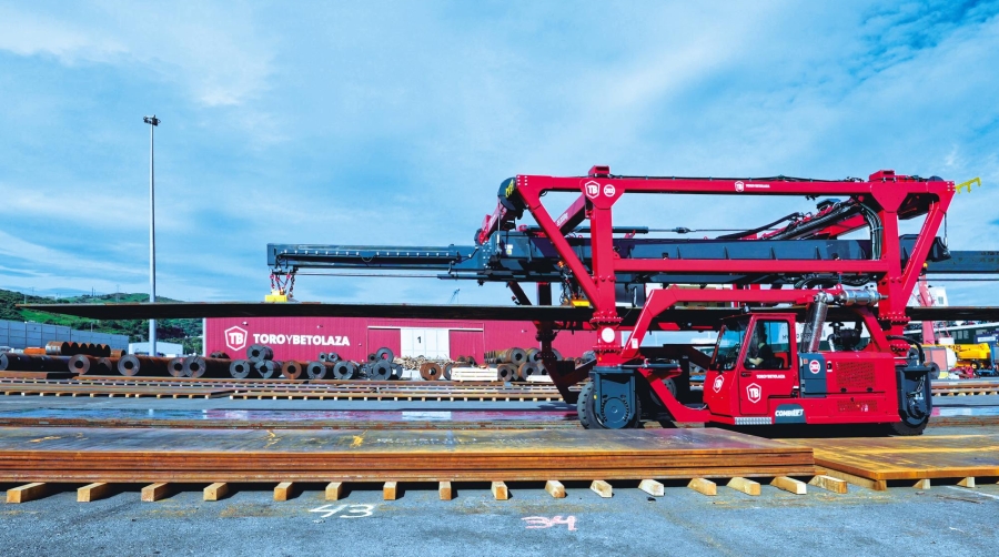 La straddle carrier permite manipular una amplia variedad de cargas y destaca por sus ventajas medioambientales al ser propulsada por un motor eléctrico.