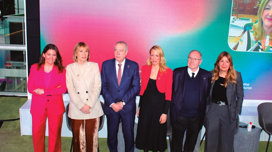 Desde la izquierda: Blanca Sorigué, directora general del CZFB; Lluïsa Moret, presidenta de la Diputación de Barcelona; Pere Navarro, delegado especial del Estado en el CZFB; Mª Eugenia Gay, teniente de Alcalde del Ayuntamiento de Barcelona; José Luis Bonet, presidente de las Cámaras de Comercio de España y de la Fundación Incyde; y Sonia Guerra, secretaria General de Igualdad y Feminismo de la Generalitat de Catalunya. Foto C.C.