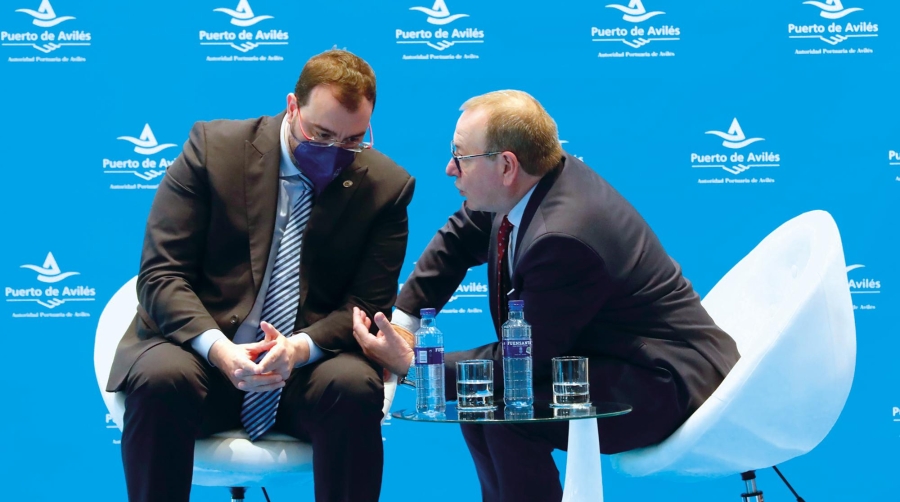 El presidente del Principado de Asturias, Adrián Barbón (izquierda), y el presidente de la Autoridad Portuaria de Avilés, Santiago Rodríguez Vega.