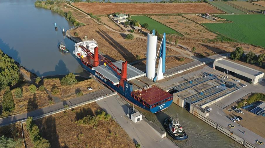 El &quot;UHL Future&quot; zarpa de Sevilla con la mayor estructura met&aacute;lica que ha pasado nunca por la Esclusa