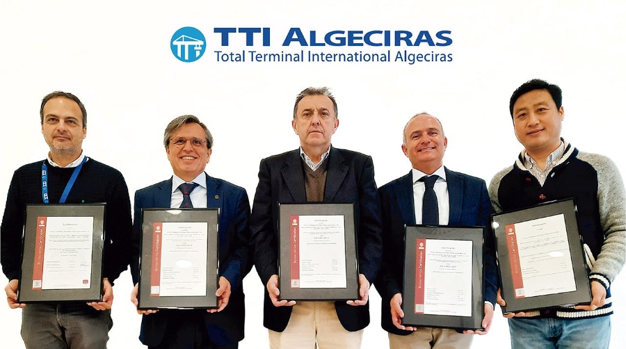 Responsables de la terminal algecireña con las cinco certificaciones obtenidas.