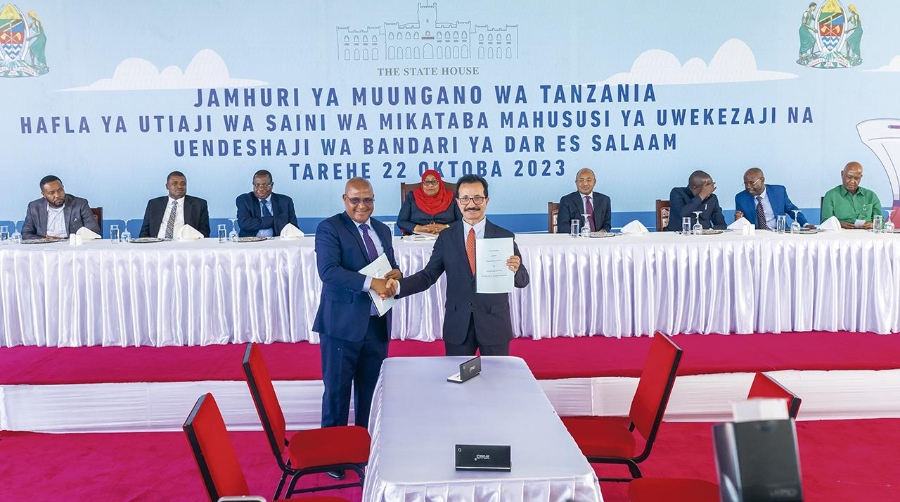 Plasduce Mkeli Mbossa, Director General de la Autoridad Portuaria de Tanzania y Sultan Ahmed Bin Sulayem, presidente del Grupo y consejero delegado de DP World.