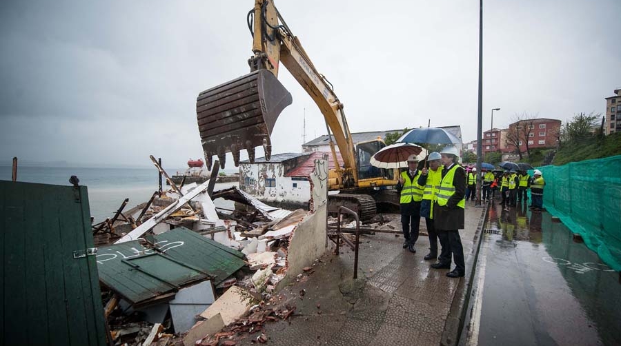 El presidente de la AP de Santander y el alcalde visitan las obras de la explanada del Muelle de Gamazo