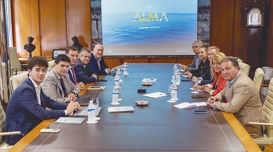 El encuentro tuvo el objetivo de conocer en profundidad el proyecto de crucero con itinerario andaluz de esta compañía.