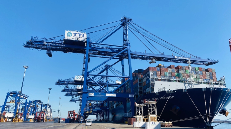 Uno de los megabuques de CMA CGM operando en TTI Algeciras.