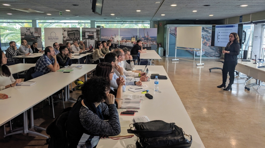 Alumnos del curso sobre la implicaci&oacute;n del CAU, durante la sesi&oacute;n.