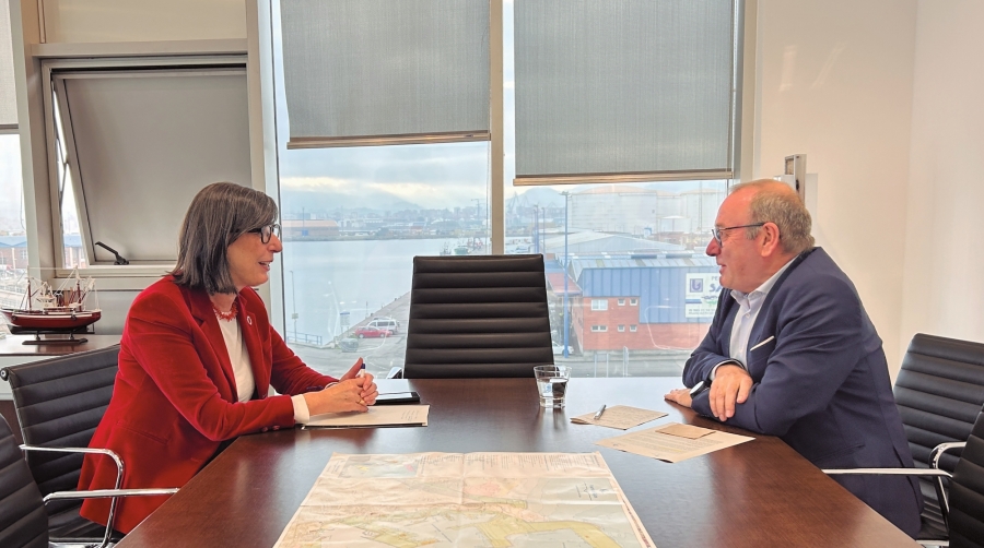 La presidenta de la Autoridad Portuaria de Gijón, Nieves Roqueñí, y su homólogo del Puerto de Avilés, Santiago Rodríguez Vega, han mantenido este martes un encuentro en El Musel.