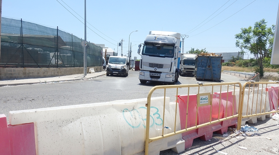 Imagen de la parte superior del t&uacute;nel en calle Islas Baleares, cortada al tr&aacute;nsito de veh&iacute;culos desde el accidente.