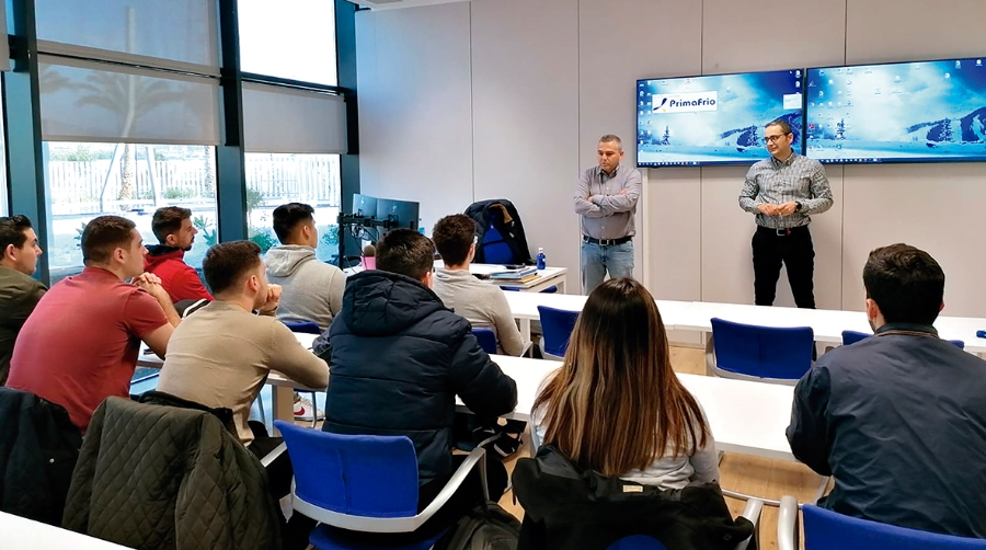 Nueve estudiantes del ciclo de grado superior de Comercio Internacional y Transporte combinan la asistencia al centro educativo con sus primeras pr&aacute;cticas en la empresa l&iacute;der de transporte de mercanc&iacute;as en Europa.