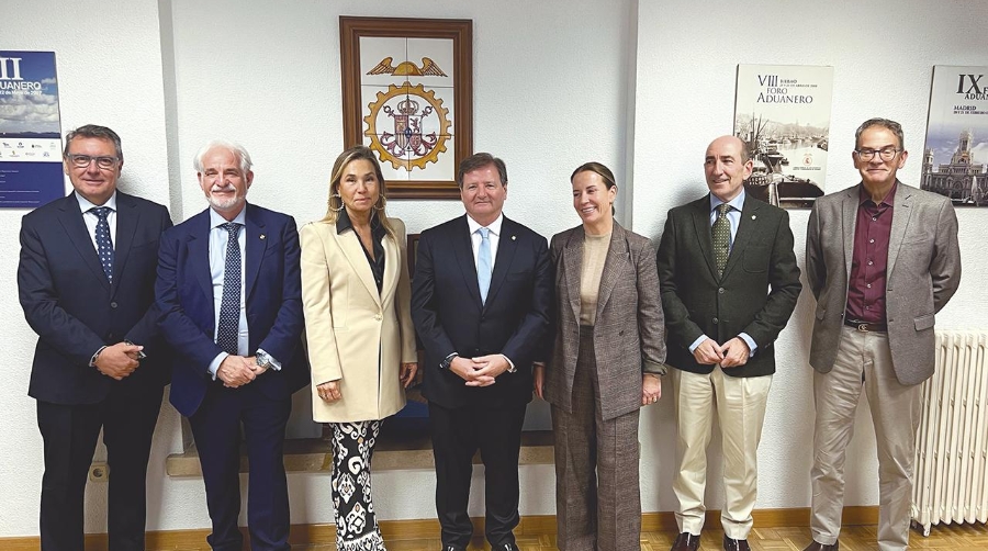 . La nueva Junta Directiva. Francisco Albides (vicesecretario), Manuel López Frías (secretario), Mª del Carmen Santana (vicepresidenta segunda), Antonio Llobet (presidente), Beatriz Orejudo (tesorera), Martín Visiers (vicepresidente tercero) y Antonio Noguera (vicepresidente tercero).