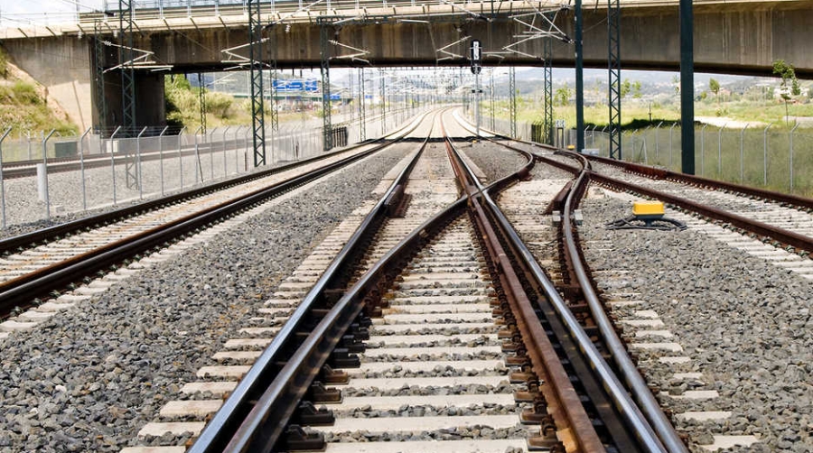 Adif licita el primer contrato de la segunda fase del tercer carril entre Valencia y Sagunto