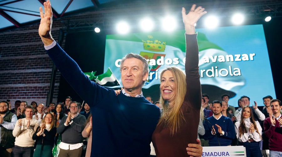 Alberto Núñez Feijoo, presidente del PP, junto a la candidata a la presidencia de la Junta, María Guardiola.