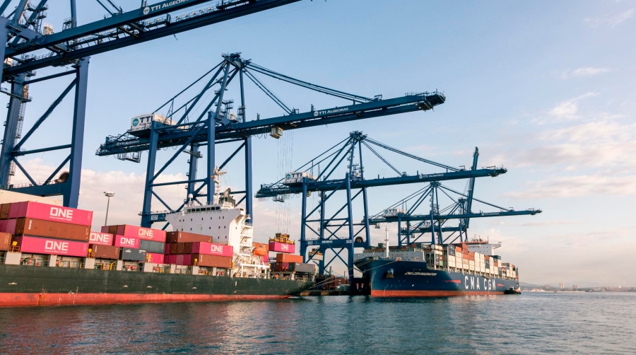 El Puerto de Algeciras continúa recuperando parte de la actividad perdida durante los dos primeros meses del año.