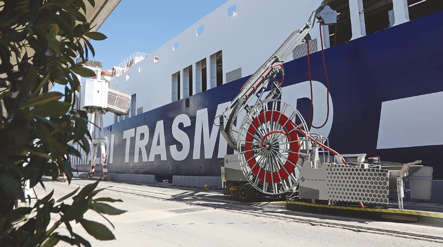 El buque “Ciudad de Palma”, de la naviera Trasmed, conectado al sistema OPS de Grimaldi Terminal Barcelona, en el muelle de Sant Bertran.