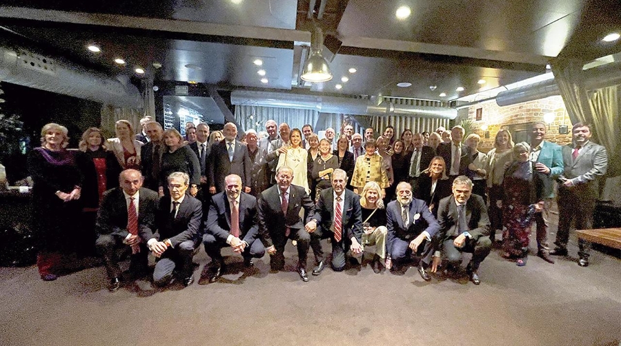 Asistentes a la cena benéfica.