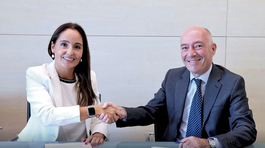 María Tena, directora del Área de Logística y Transporte de AECOC y el concejal de Movilidad del Ayuntamiento de Valencia, Jesús Carbonell.