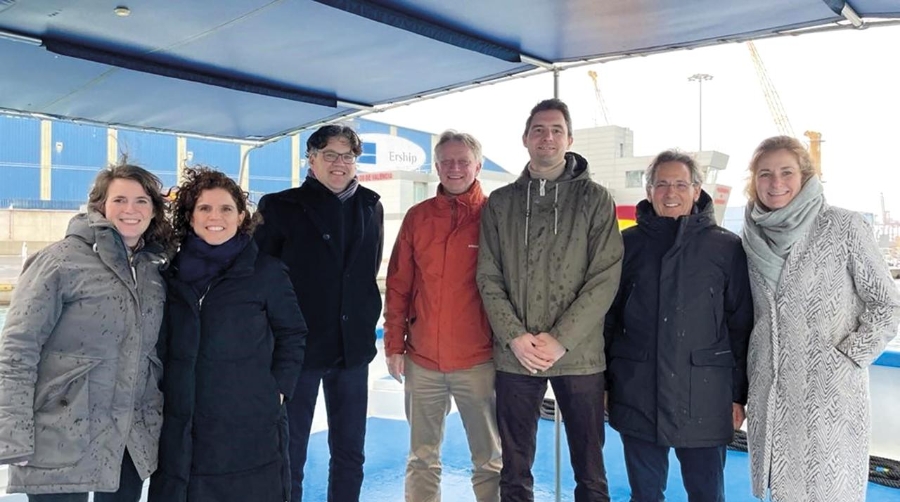 Carmen García, jefa de Gestión del Territorio de la APV y Marcelo Burgos, jefe de Infraestructuras, acompañados por los representantes neerlandeses.
