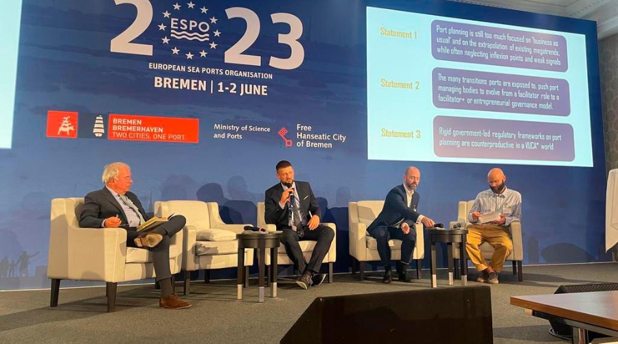 Ekaitz López, director económico-financiero de la APB (segundo derecha).