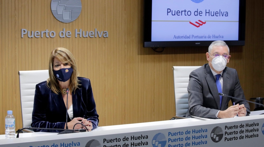 Pilar Miranda, presidenta de la Autoridad Portuaria de Huelva (APH), e Ignacio Alvarez-Ossorio, director general de la APH.