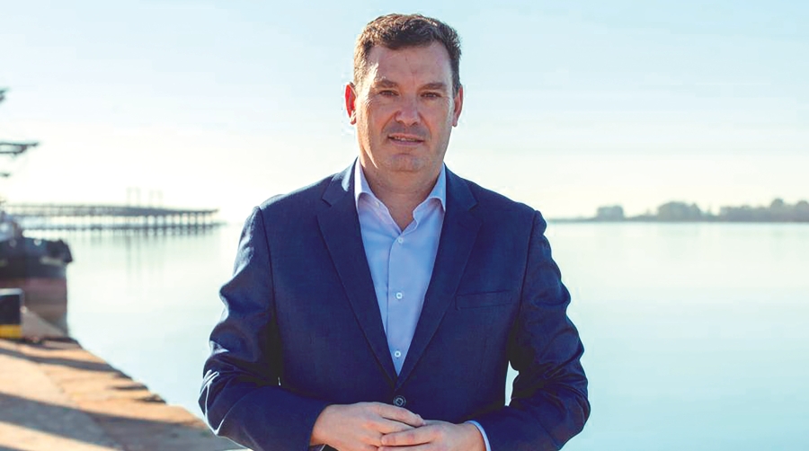 Alberto Santana, presidente de la Autoridad Portuaria de Huelva, en el Muelle de Levante, una de las principales actuaciones Puerto-Ciudad de la entidad.