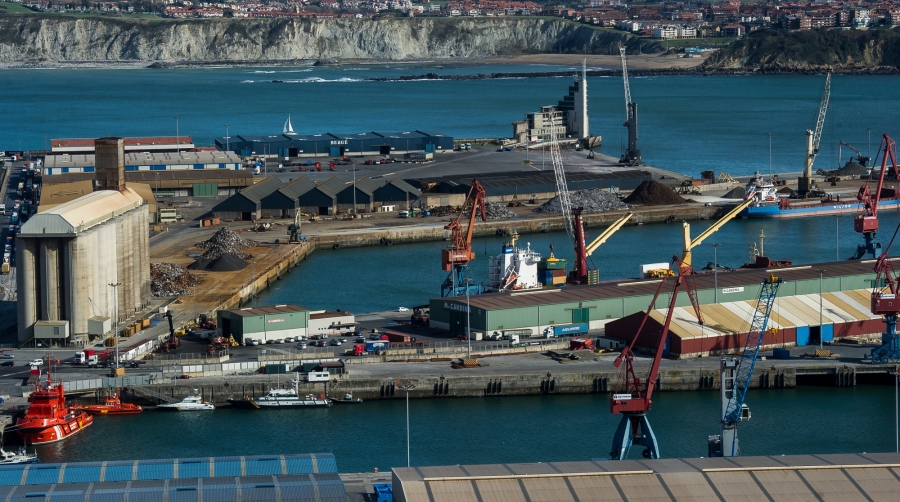 Fallece un trabajador por la explosión del neumático de una máquina en el Puerto de Bilbao