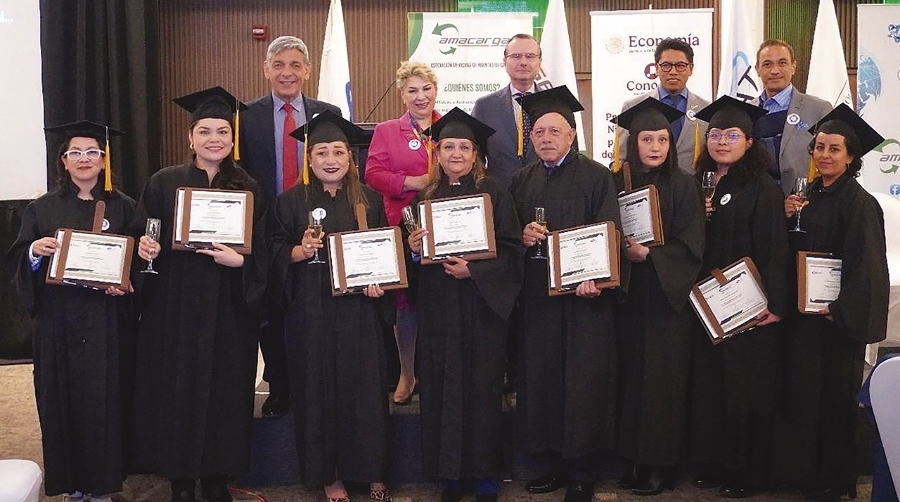 Alejandro Arola (tercero por la izquierda, arriba), presidió la entrega de diplomas del curso de Amarcarga.