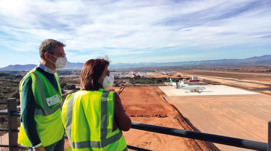El conseller de Política Territorial, Obras Públicas y movilidad, Arcadi España, ha visitado esta mañana, acompañado por la directora general de Aerocas, Blanca Marín, la nueva zona de expansión del aeropuerto de Castellón.