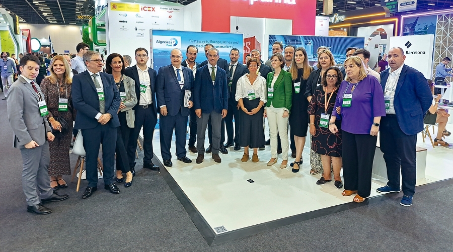 Representantes de diferentes empresas y autoridades portuarias españolas en Intermodal South America 2024.