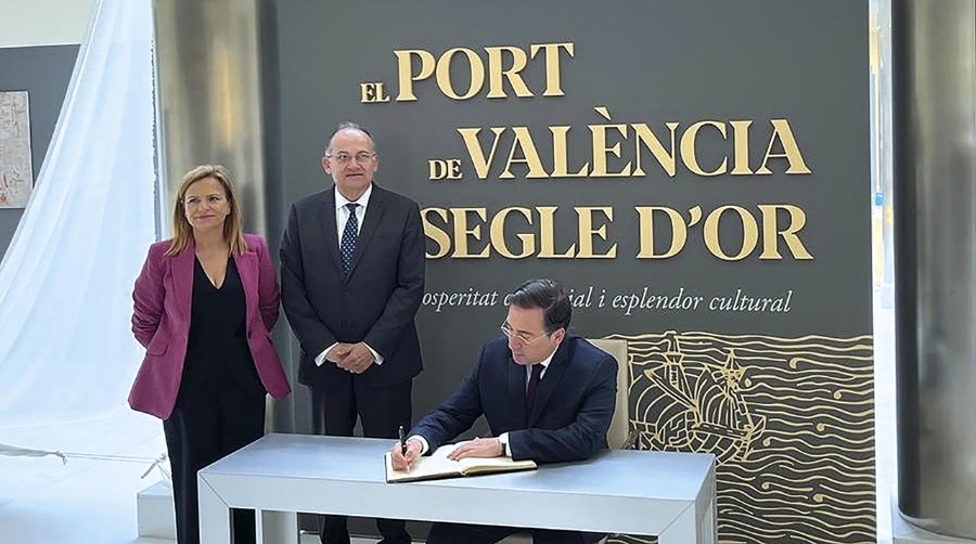 De izquierda a derecha: Pilar Bernabé, delegada del Gobierno de la Comunitat Valenciana; Joan Calabuig, presidente de la Autoridad Portuaria de Valencia; y José Manuel Albares, ministro de Asuntos Exteriores, Unión Europea y Cooperación.